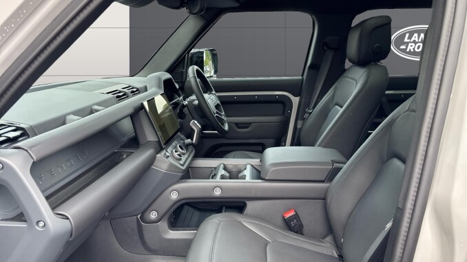 Land Rover Defender 3.0 D250 X-Dynamic HSE 110 5dr Auto Diesel Estate - Image 3